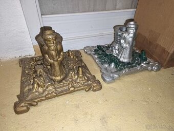 Staré litinové stojánky na vánoční stromeček