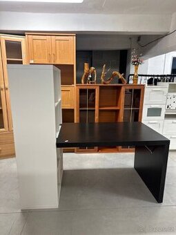 Pracovní stůl s regálem – kombinace černé a bílé