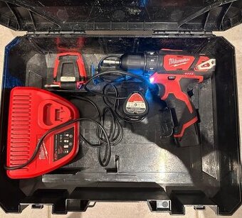 Milwaukee M12 aku šroubovák s příslušenstvím