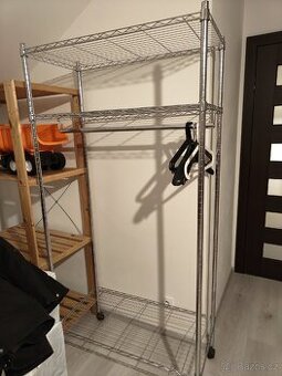 Věšák (regál) na oblečení