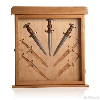 Masivní dubová vitrína na SA/SS dýky