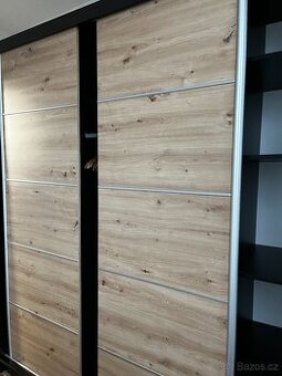 Velká šatní skříň se zrcadlem