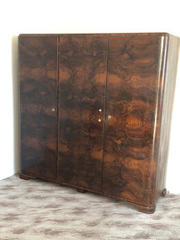 Art deco šatní skříň – ořechová dýha, původní kování