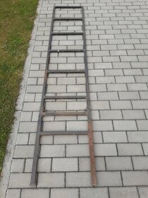 Žebřík na popínavá kvítka.