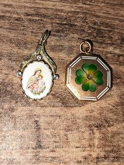 2ks starožitných přívěsků – Smaltovaný čtyřlístek a Madonka.