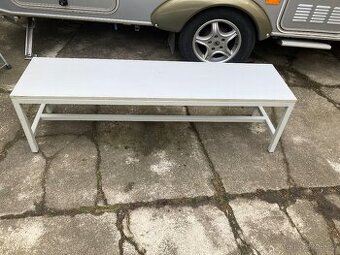 Bílá lavička s železným rámem