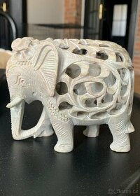 Orientální mramorový slon s malým slonem uvnitř