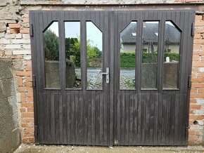 Dřevěná garážová vrata s železným rámem 220x190 - 1