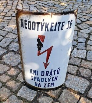 Stará smaltovaná cedule na sloup