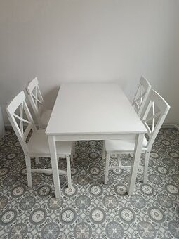 Jídelní stůl a 4 židle k němu