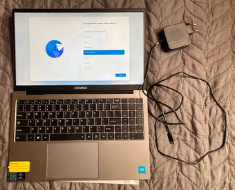 Kancelářský notebook 2025 - zánovní, kovový, Windows 11