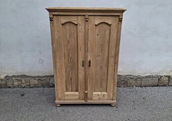 STAROŽITNÁ ŠATNÍ OZDOBNÁ ŠATNÍ SKŘÍN PO RENOVACI