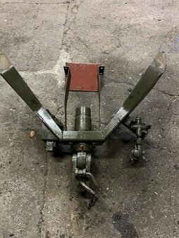 Praga V3S - zadní závěs - vlaštovka