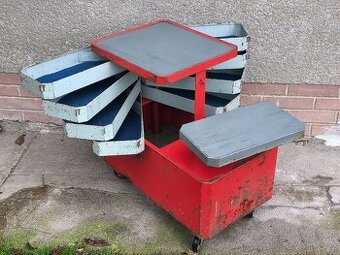 Prodám robustní dílenský vozík na nářadí.