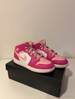 Air Jordan 1 Mid Fierce Pink