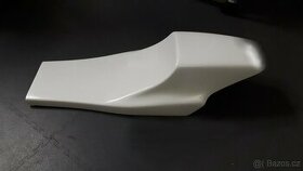 Sedlo flat track, scrambler, café racer, bobber.