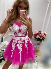 Luxusní šaty ve fuchsiové barvě zdobené bílou krajkou.