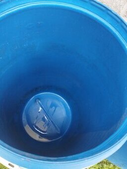 Plastové sudy 200 l