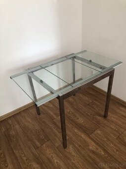 Kuchyňský jídelní stůl