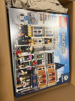 LEGO® Creator Expert 10255 Shromáždění na náměstí