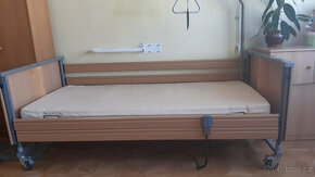 Zdravotní polohovací postel s hrazdou a matrací