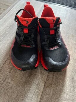 Běžecké boty INOV-8 Trailfly Speed M (Wide) Black/Fiery Red