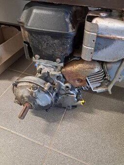 Prodám motor Briggs & Straton Ic 206 s redukční převodovkou - 1