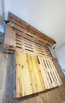 Paletová postel 180x200 z euro palet