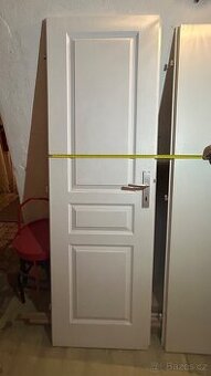Plné interiérové dveře s kováním na pravé straně