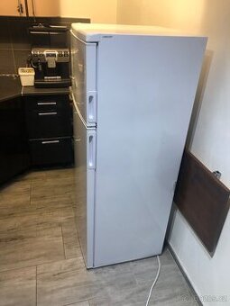 Malá lednice s mrazákem ECG 143cm
