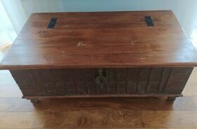 Dřevěná oplechovaná truhla