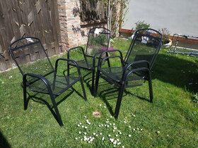 Nové kovové stohovatelné křeslo