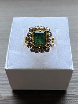 Zlatý prsten se smaragdem a diamantovými routy