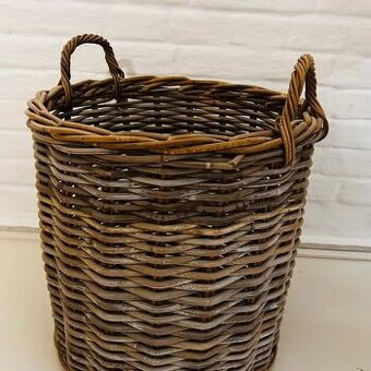 Velký proutěný koš v krásném stavu.