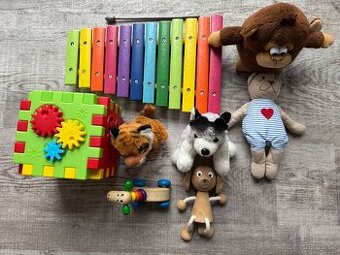 Dřevěné hračky, edukativní kostka a plyšáci