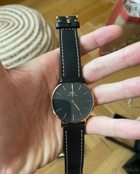 Hodinky Daniel Wellington - černý ciferník, zlaté pouzdro