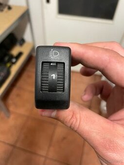 Vw Golf mk2 tlačítko el. naklápění světel