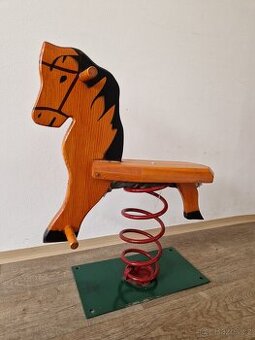 Pružinová houpačka na zahradu - kůň
