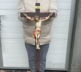 Velký dřevěný kříž s dřevěným Kristem polychromie