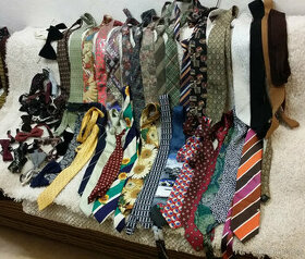 Sbírka starých kravat a motýlků