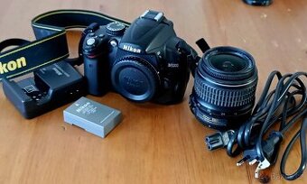 NIKON D5000 - baterie, nabíječka, popruh a objektiv