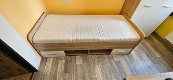 Postel 90x200 cm vč. roštu a matrace.