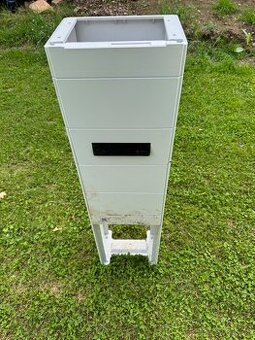Podstavec pod pojistkou / elektroměrnou skříň DCK