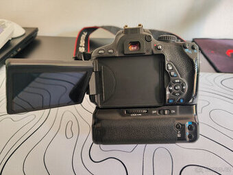 Canon EOS 650D + 2 objektivy + battery grip + příslušenství