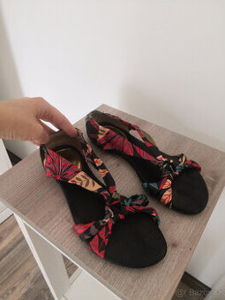 Barevné designové letní sandálky