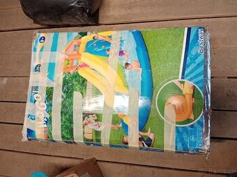 Vodní nafukovací skluzavka