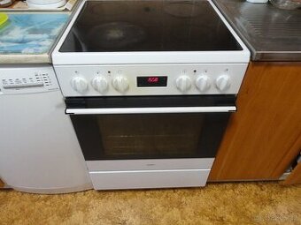 Prodám sporák se sklokeramickou deskou MORA  , E24V1-E34M.