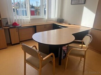 Pracovní stůl ve tvaru U s židlemi