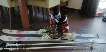 Sjezdové lyže Volki 150 cm, přeskáče Rossignol + hůlky