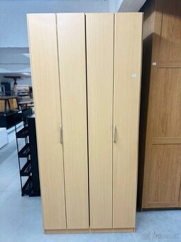 Šatní skříň – světlé dřevo